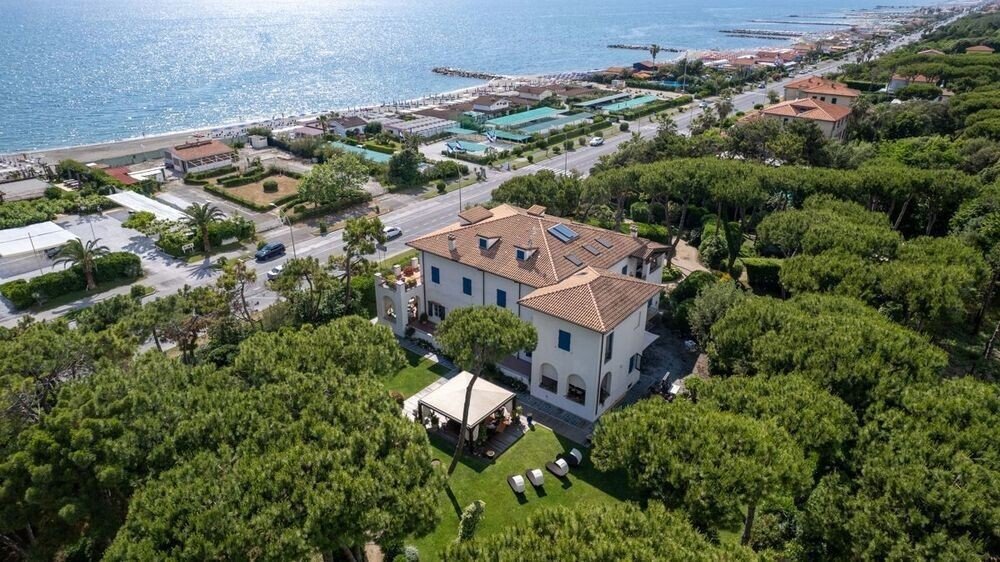 Villa in Ronchi, Massa, Italy 2 - 12932693