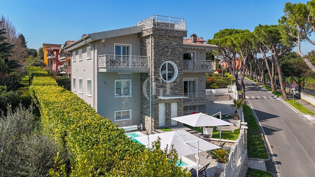 Villa in Desenzano Centro, Desenzano del Garda, Lombardy 4 - 15434208