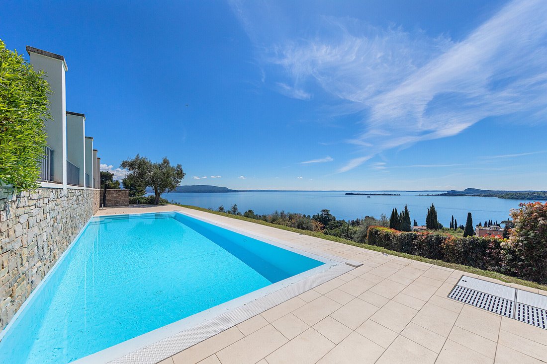 House in Gardone Riviera, Lombardy, Italy 2 - 13721599