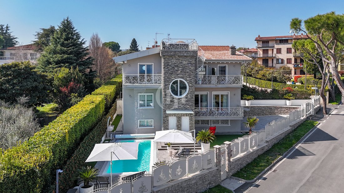 Villa in Desenzano Centro, Desenzano del Garda, Lombardy 2 - 15434208