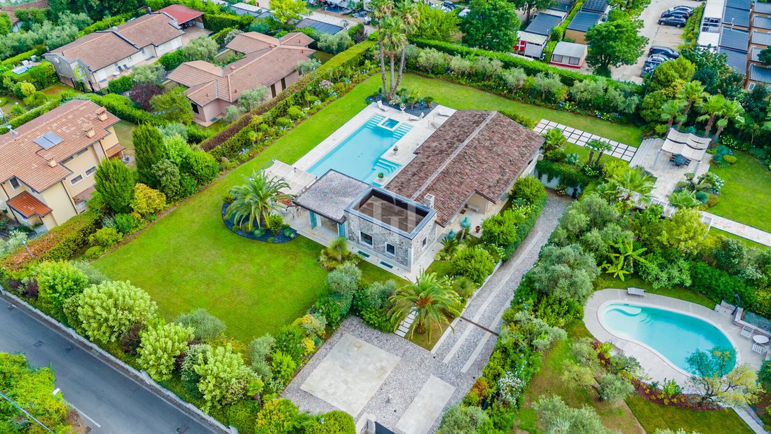 Villa in San Felice del Benaco, Lombardy, Italy 2 - 14571484