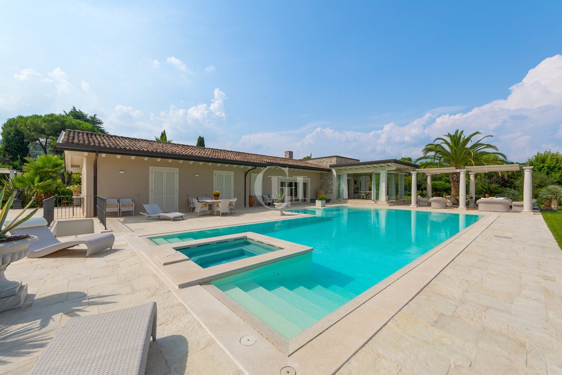 Villa in San Felice del Benaco, Lombardy, Italy 1 - 14571484