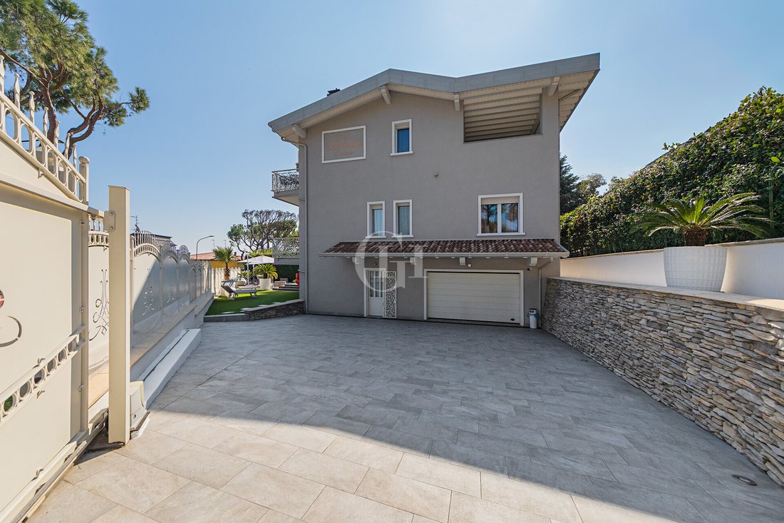 Villa in Desenzano Centro, Desenzano del Garda, Lombardy 5 - 15434208