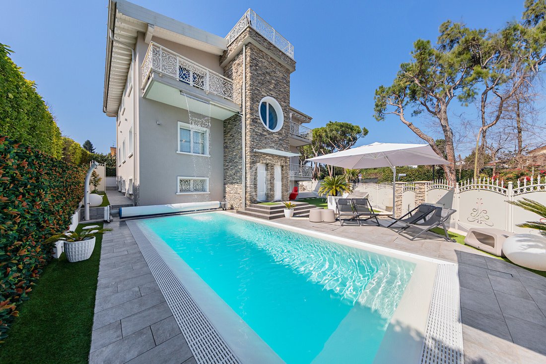 Villa in Desenzano Centro, Desenzano del Garda, Lombardy 1 - 15434208