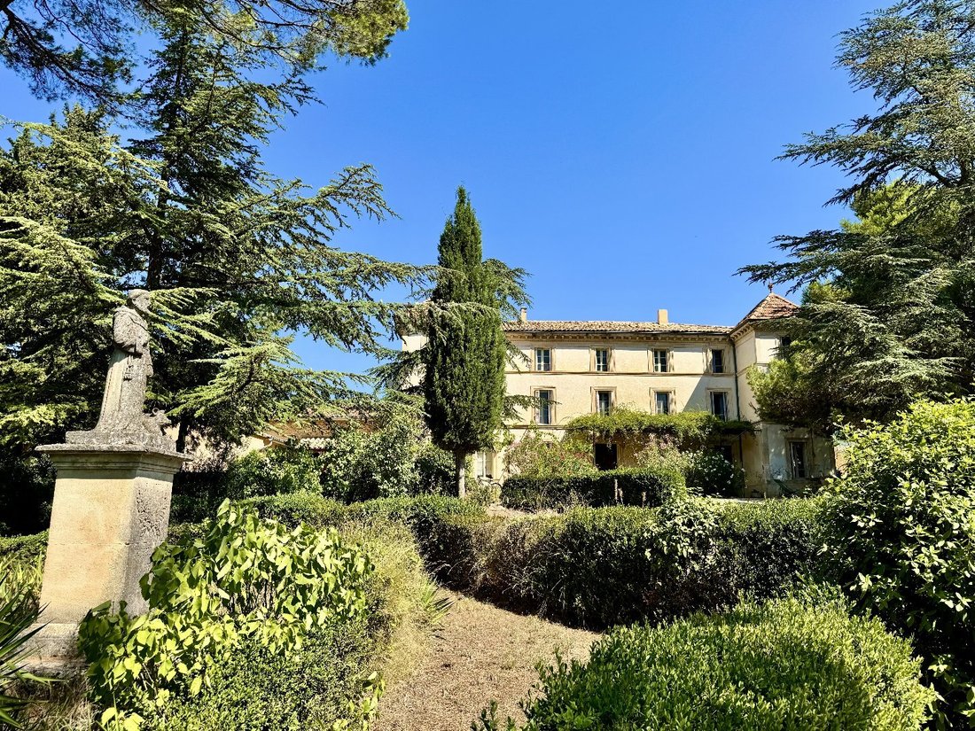 Le Rêve Provençal: An 18th-Century Château Crowned by Luberon’s Golden Light