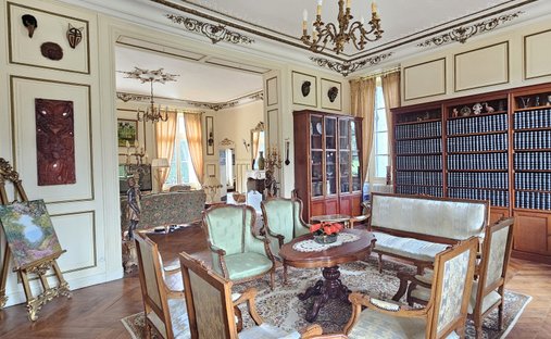 19th C. Property With Lake And Guest Houses