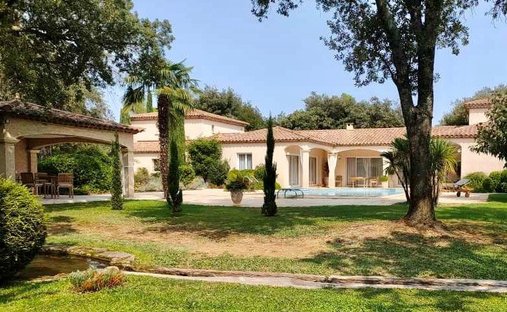 Villa in Centre Ville, Castries, France 1