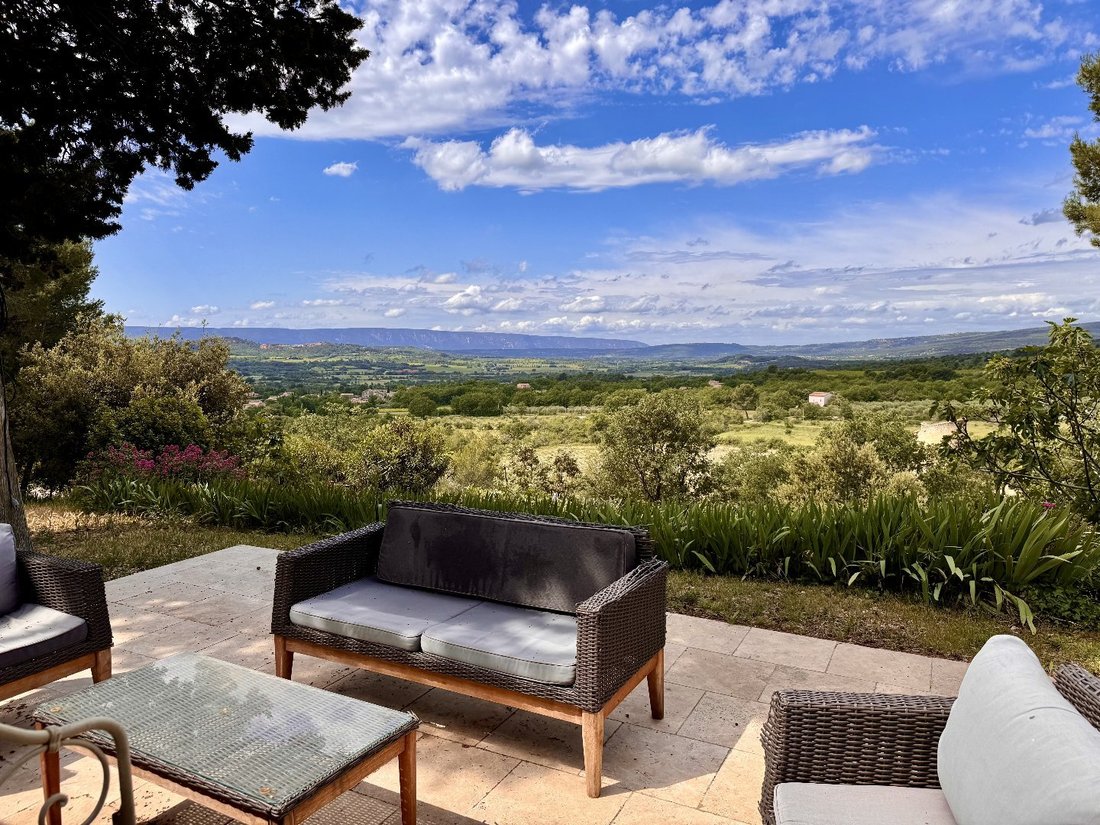Le Rêve Provençal: An 18th-Century Château Crowned by Luberon’s Golden Light