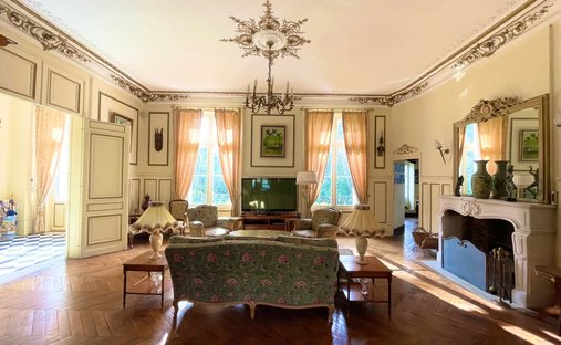 19th C. Property With Lake And Guest Houses