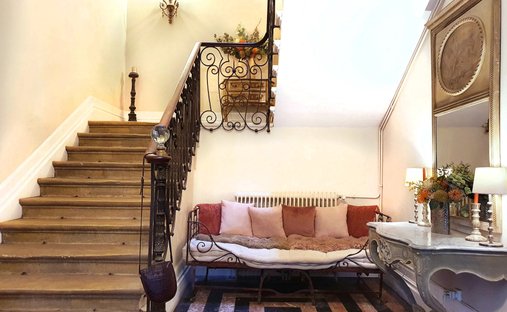 5 Min From Sainte Foy La Grande: Historic Castle Of 600m², Its Vineyard Of 85ha, Gîtes, Stable And 3