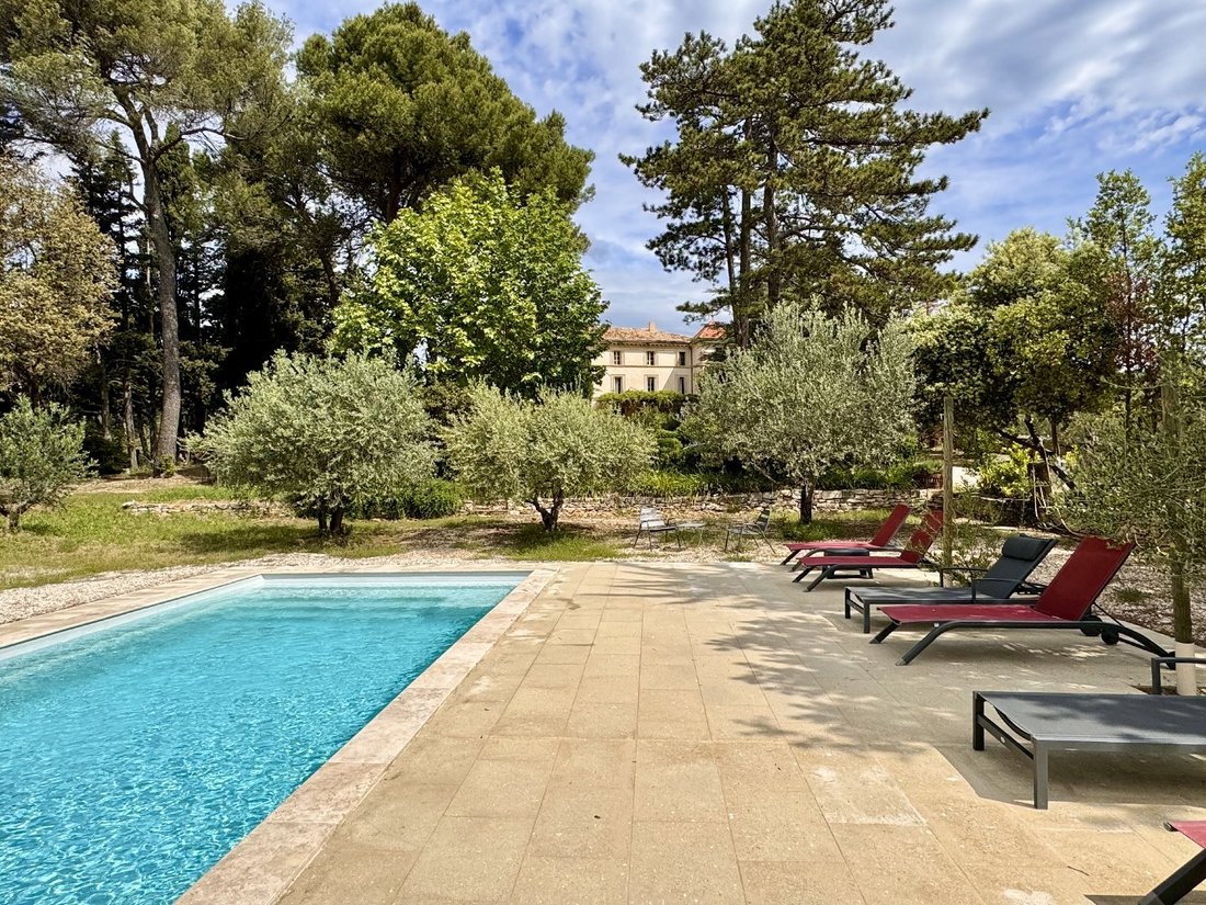 Le Rêve Provençal: An 18th-Century Château Crowned by Luberon’s Golden Light