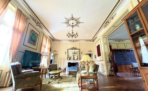 19th C. Property With Lake And Guest Houses