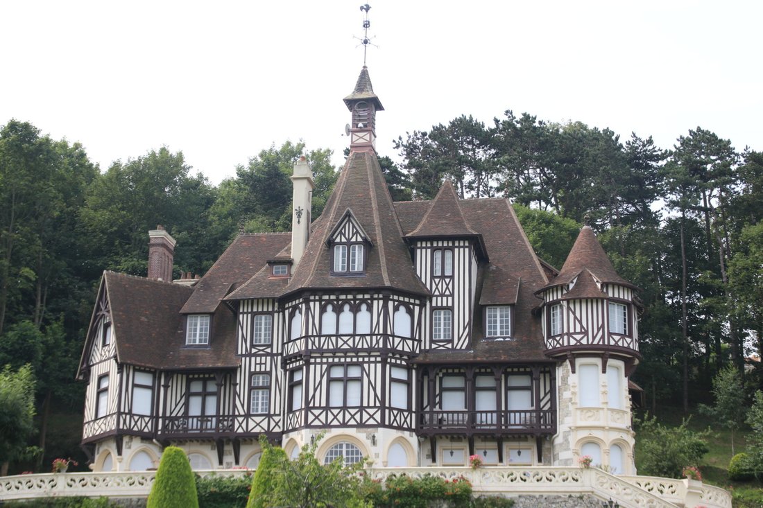 A King’s Whisper: Alphonse XIII’s Coastal Château in Deauville’s Golden Light
