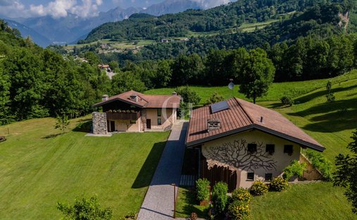 Villa in Prestine, Lombardy, Italy 1