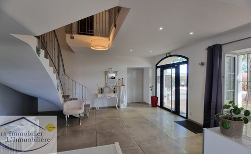 Estate in Pierrefeu-du-Var, Provence-Alpes-Côte d'Azur, France 1