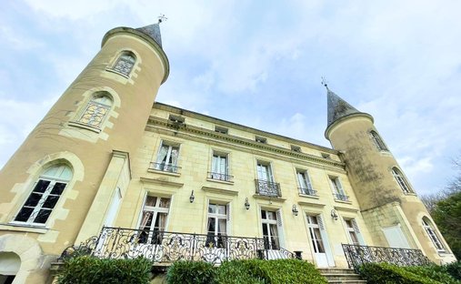 19th C. Property With Lake And Guest Houses