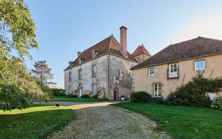 Le Rêve des Seigneurs: A 17th-Century Château Reborn in Burgundy’s Golden Light