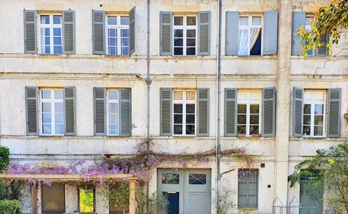 5 Min From Sainte Foy La Grande: Historic Castle Of 600m², Its Vineyard Of 85ha, Gîtes, Stable And 3