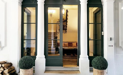 5 Min From Sainte Foy La Grande: Historic Castle Of 600m², Its Vineyard Of 85ha, Gîtes, Stable And 3