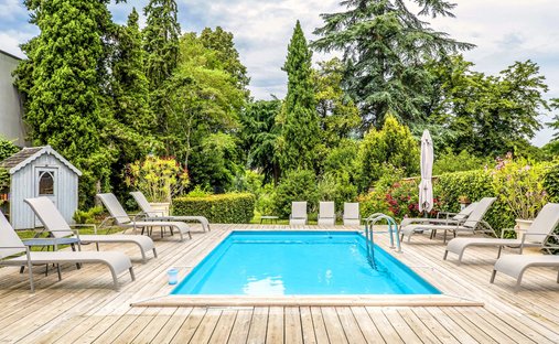 5 Min From Sainte Foy La Grande: Historic Castle Of 600m², Its Vineyard Of 85ha, Gîtes, Stable And 3