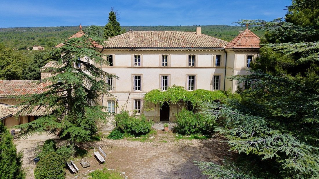 Le Rêve Provençal: An 18th-Century Château Crowned by Luberon’s Golden Light