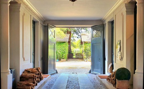 5 Min From Sainte Foy La Grande: Historic Castle Of 600m², Its Vineyard Of 85ha, Gîtes, Stable And 3