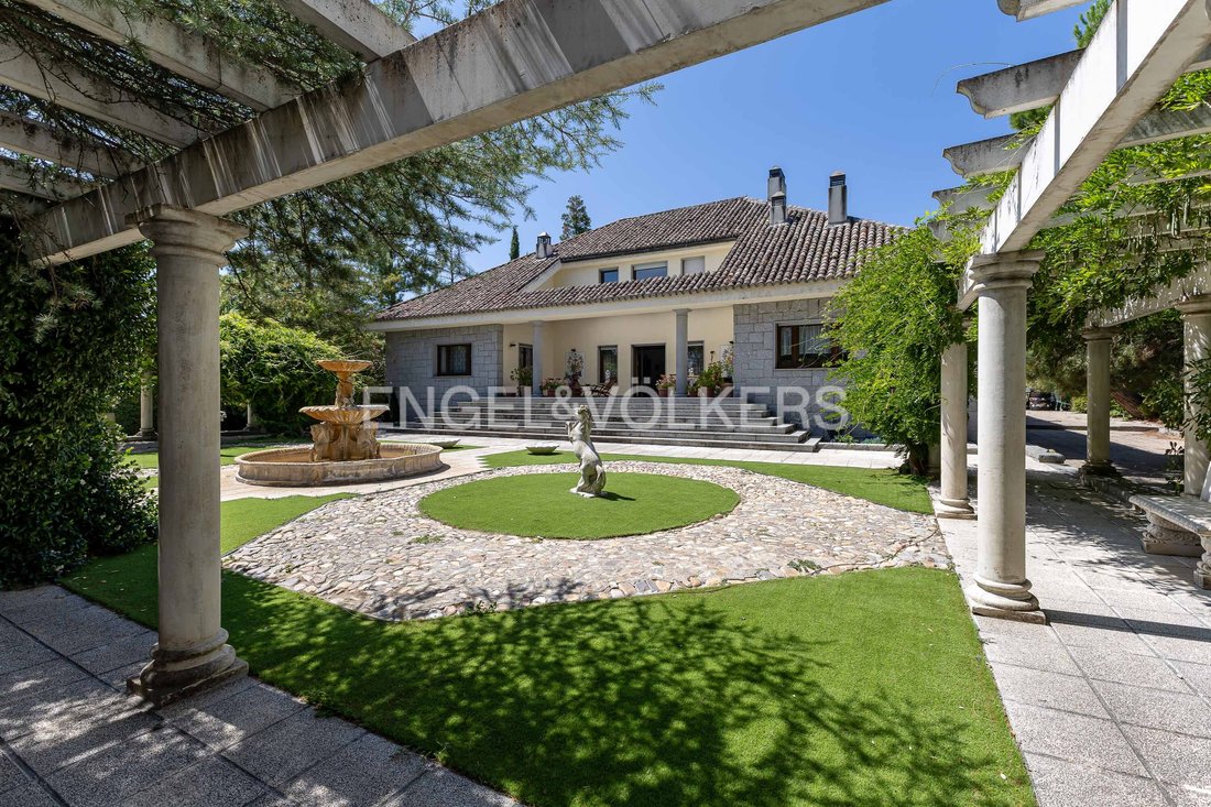 Villa in Pozuelo de Alarcon, Comunidad de Madrid, Spain 1 - 16015516