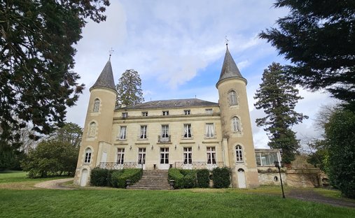 19th C. Property With Lake And Guest Houses