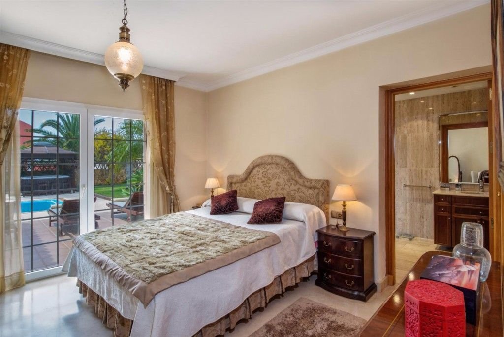 Villa in Elviria-Cabopino, Marbella, Spanien 3 - 16016118