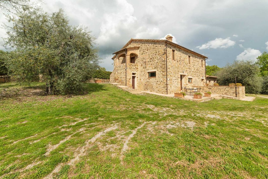Villa in Montalcino, Tuscany, Italy 3 - 15913002
