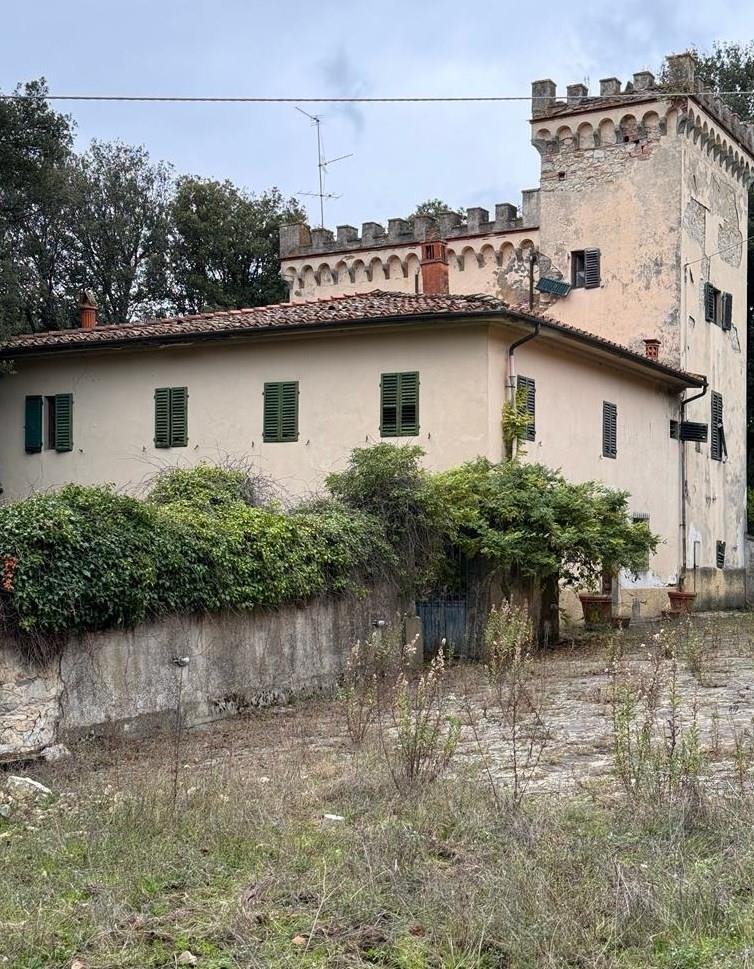 A Tuscan Kingdom Awaits: Two Stone Crowns Near Florence’s Golden Light