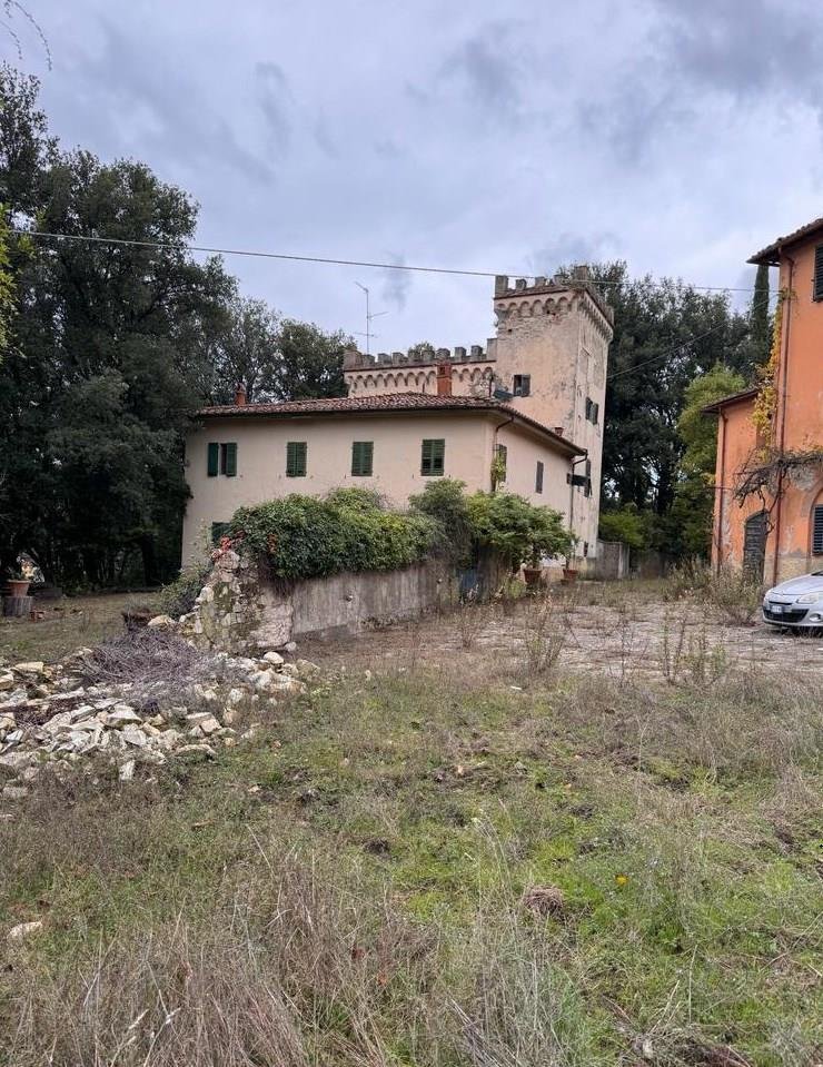 A Tuscan Kingdom Awaits: Two Stone Crowns Near Florence’s Golden Light