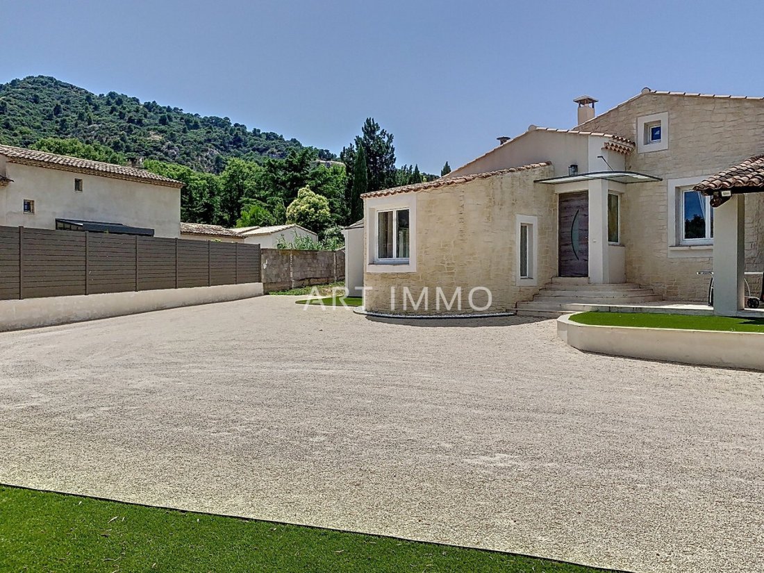 House For Sale In Robion, 165m² In Robion, Provence Alpes Côte D