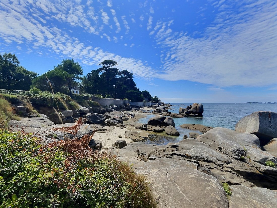« La Vigie des Flots » – A 1900s Seaside Sanctuary in Brittany’s Emerald Light