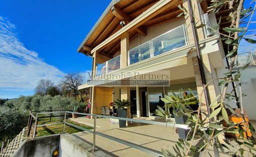 Villa in Hill Zone, Padenghe sul Garda, Lombardy 1