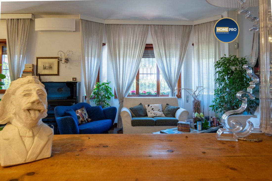 Villa in Infernetto, Rome, Lazio 2 - 15283355