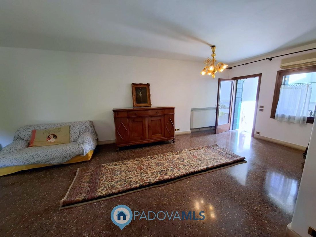 Whispers of Venice: A Hidden Palazzo in Padova’s Heart
