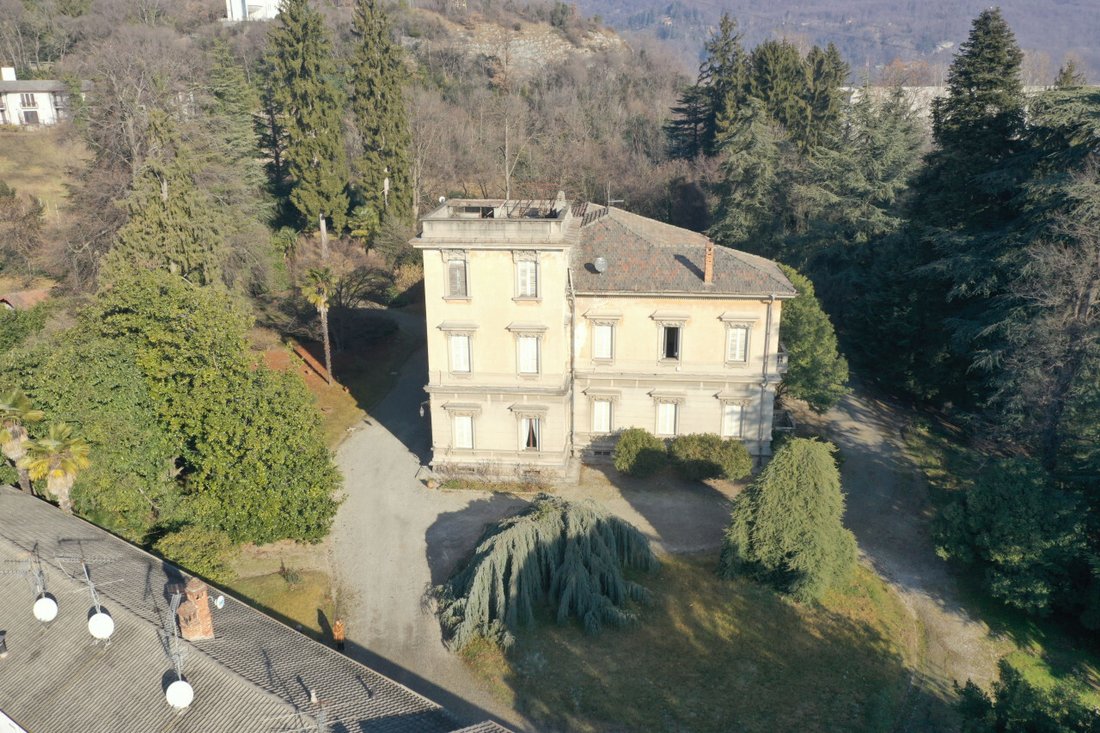 Villa in Caravate, Lombardy, Italy 1 - 14572558