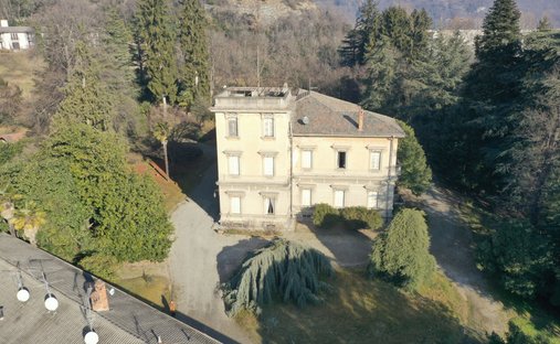 Villa a Caravate, Lombardia, Italia 1