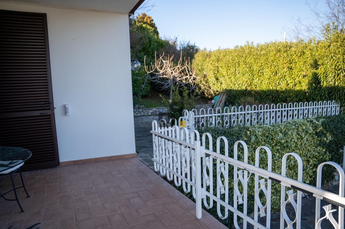 Villa in Hill Zone, Padenghe sul Garda, Lombardy 1 - 15263515