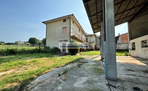 House in Entroterra, Desenzano del Garda, Lombardy 1