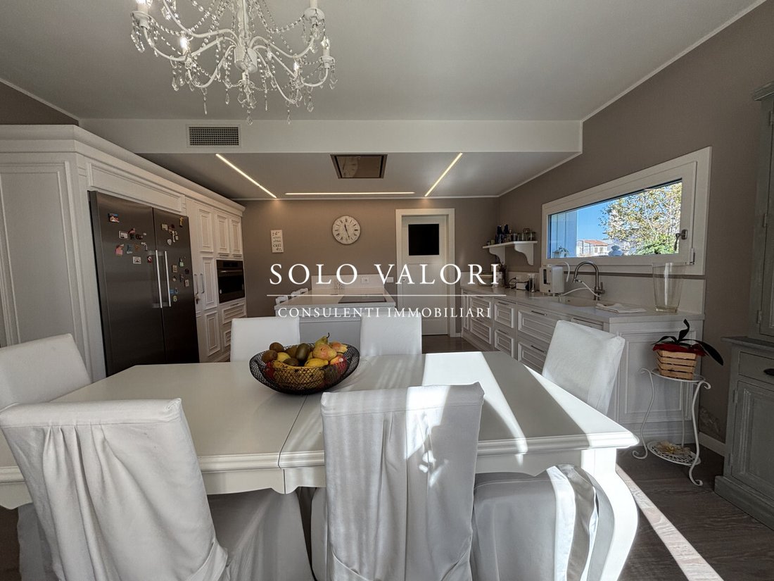Villa in Castelfranco Veneto, Veneto, Italy 2 - 15478973