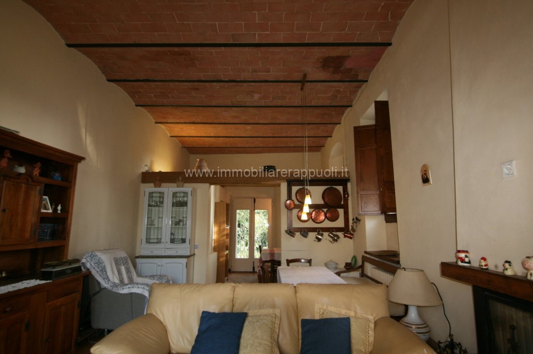 Whispers of Nobility: A 19th-Century Tuscan Palace in Cetona’s Embrace