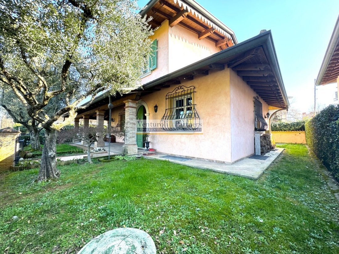 Villa in Desenzano Centro, Desenzano del Garda, Lombardy 2 - 15300943