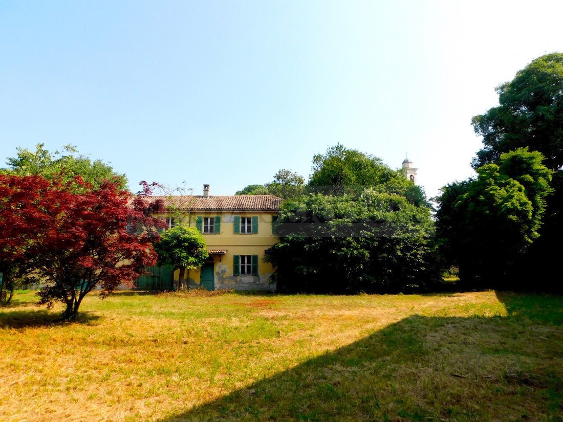Palazzo Plezza: A Senator’s Whispering Estate in Lombardy’s Golden Countryside