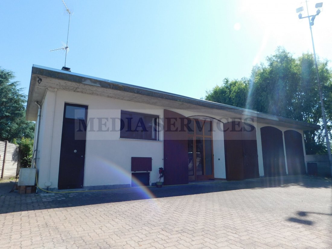 Villa in Sannazzaro de' Burgondi, Lombardy, Italy 1 - 14713486