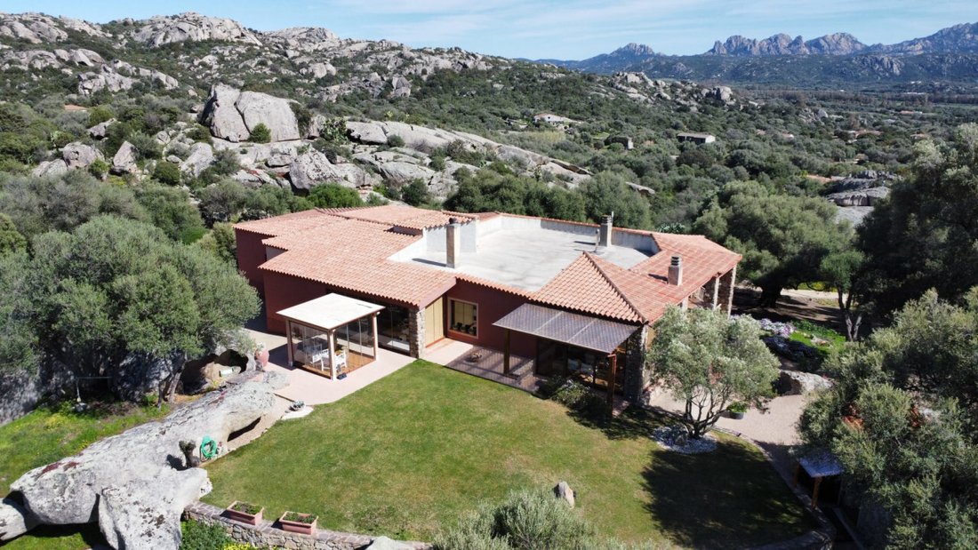 Villa in Area Arzachena Paese, Arzachena, Sardinia 1 - 14380241