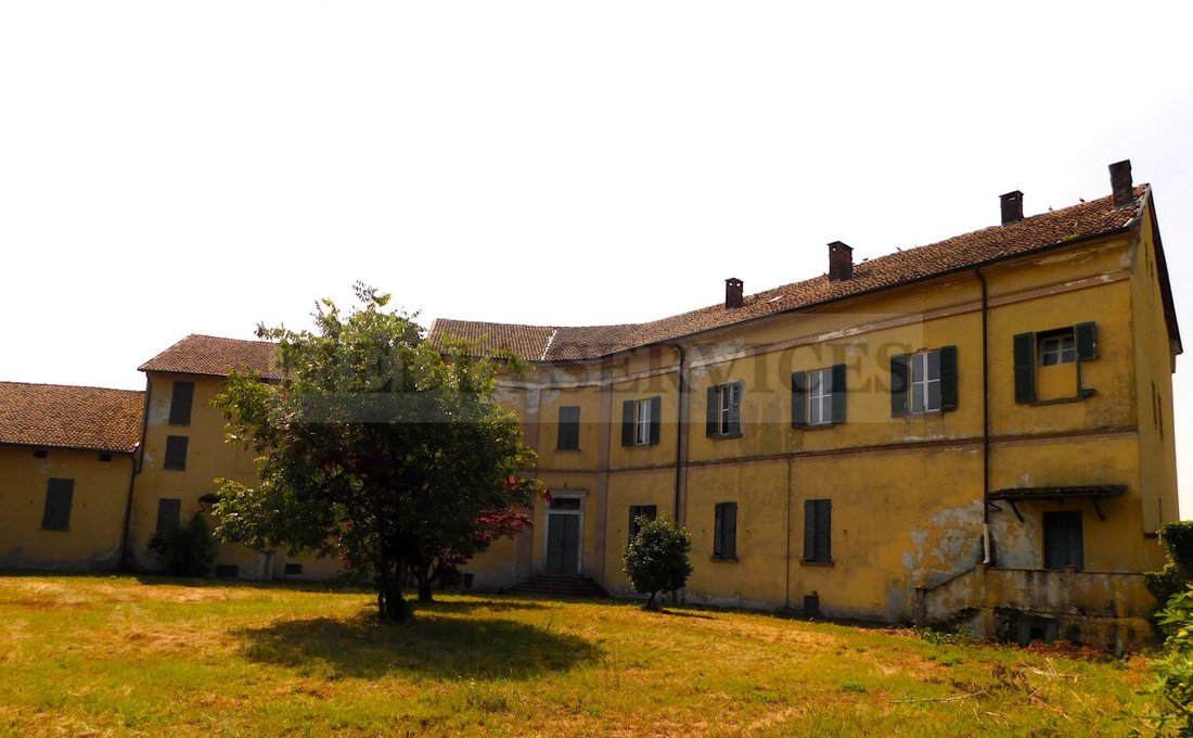Palazzo Plezza: A Senator’s Whispering Estate in Lombardy’s Golden Countryside