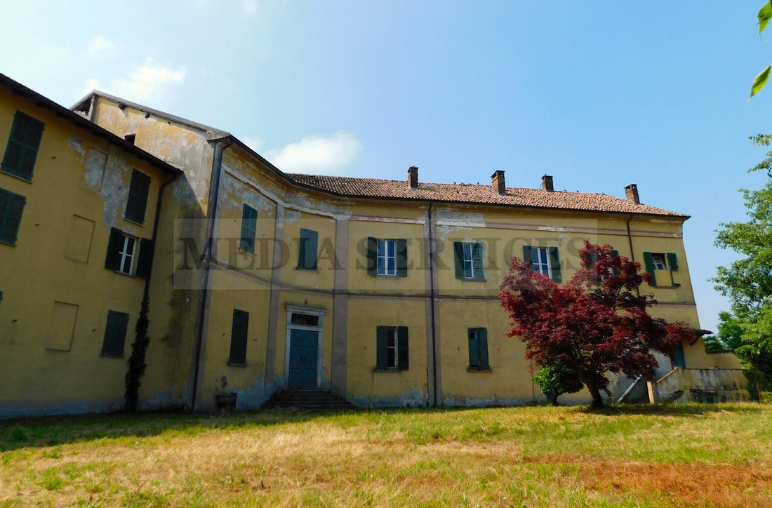 Palazzo Plezza: A Senator’s Whispering Estate in Lombardy’s Golden Countryside
