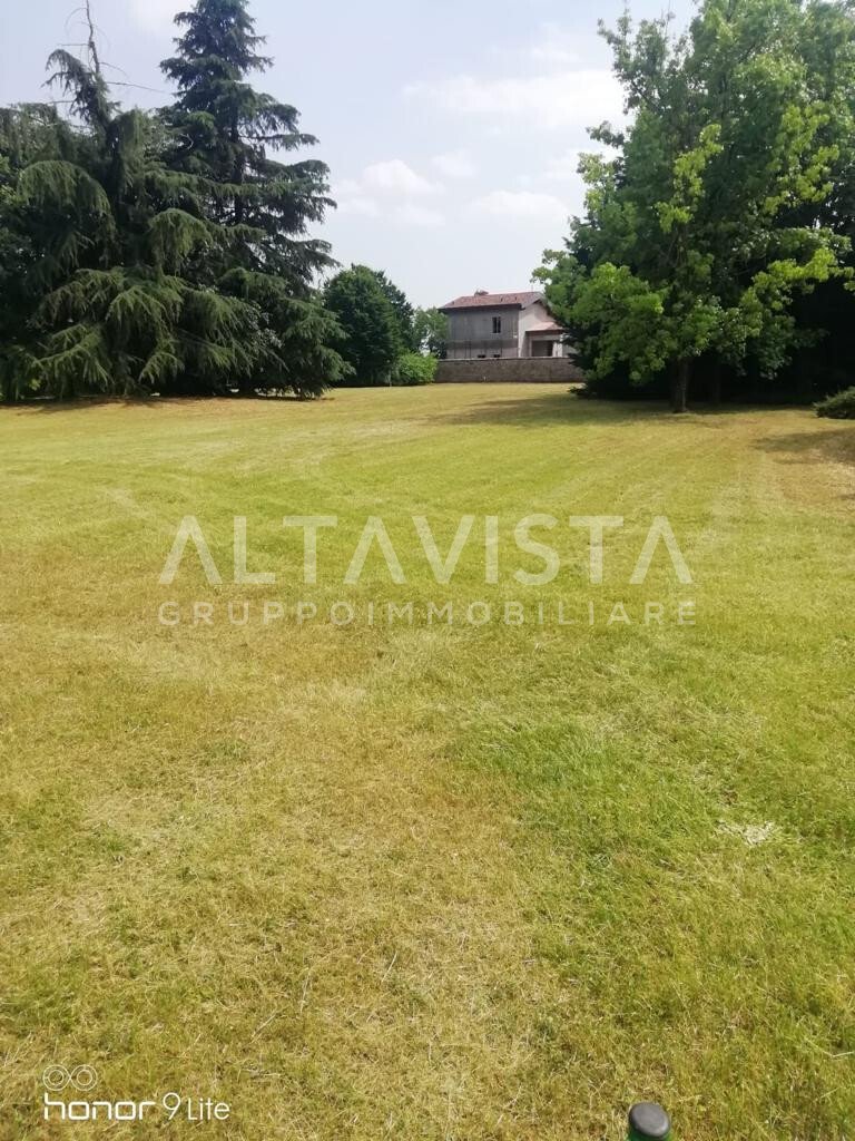 A 14th-Century Noble Dream: Lombardy’s Hidden Palace of Whispering Frescoes & Golden Light - 5